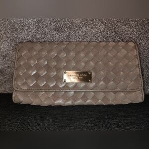Preowned Michael‎ Kors texture weaved Clutch